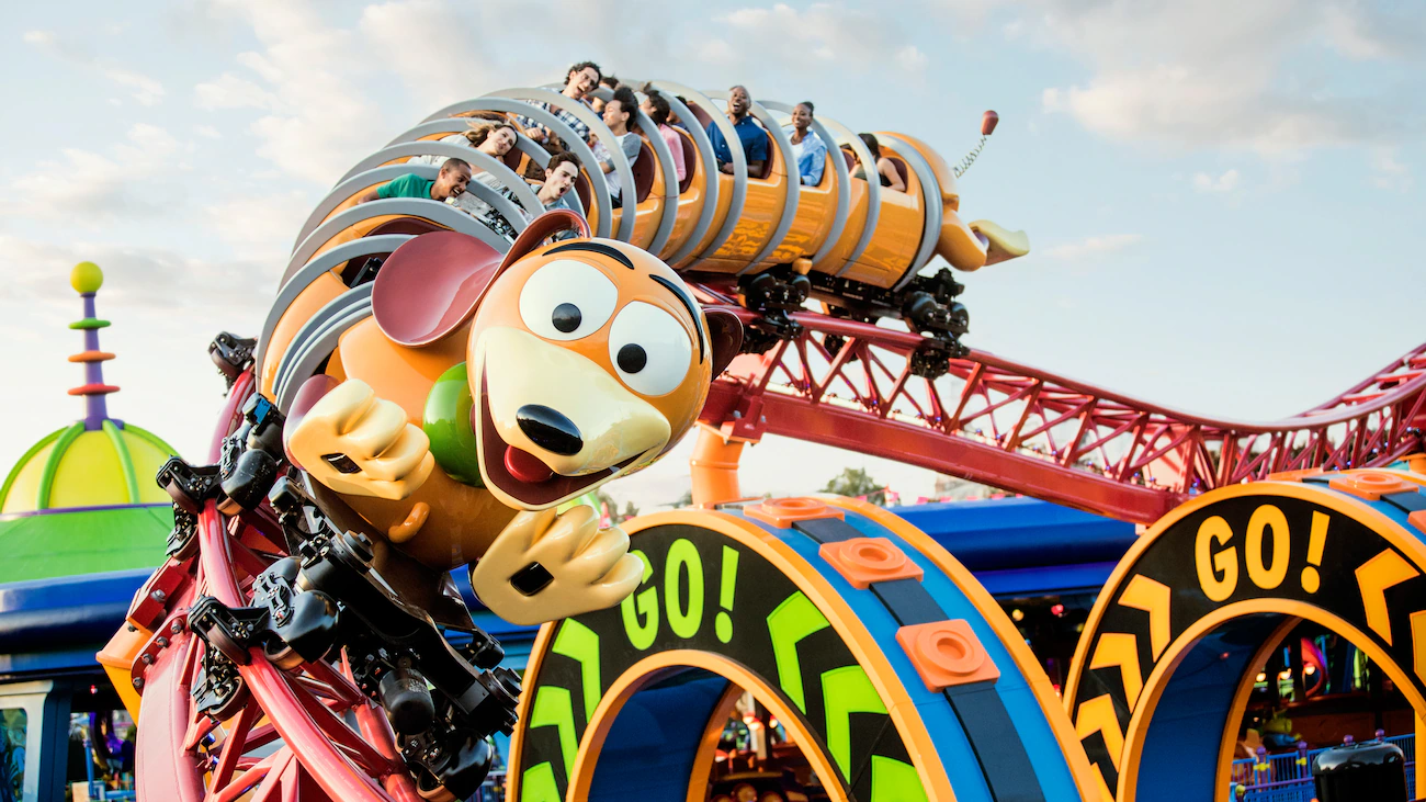 Slinky Dog Dash, uma montanha-russa familiar inspirada no carismático cachorro-mola dos filmes. Crédito: Divulgação/Disney