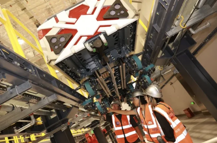Instalação dos trilhos foi concluída em junho e os primeiros veículos serão colocados no circuito antes do início da nova etapa de testes. Crédito: Divulgação/Shanghai Disney Resort