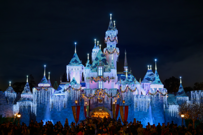 Sleeping Beauty's Winter Castle receberá cerca de 80 mil luzes durante a temporada de Natal no Disneyland Resort. Crédito: Divulgação/Disneyland Resort