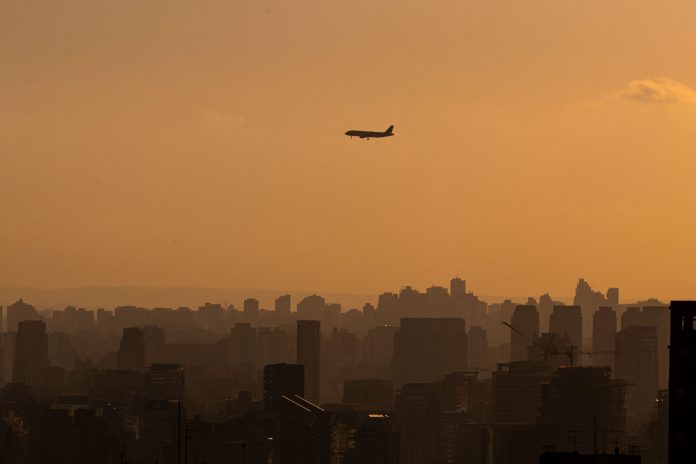 Tarifa aérea média doméstica ficou em R$ 703,52 por trecho em julho de 2026. Crédito: Ariadne Barroso/pexels