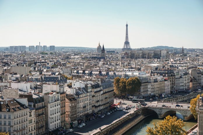 Paris lidera levantamento sobre destinos onde turistas relatam recepção mais fria; diferenças culturais influenciam percepção. Crédito: Alexander Kagan/ Unsplash Paris lidera levantamento sobre destinos onde turistas relatam recepção mais fria; diferenças culturais influenciam percepção. Crédito: Alexander Kagan/ Unsplash