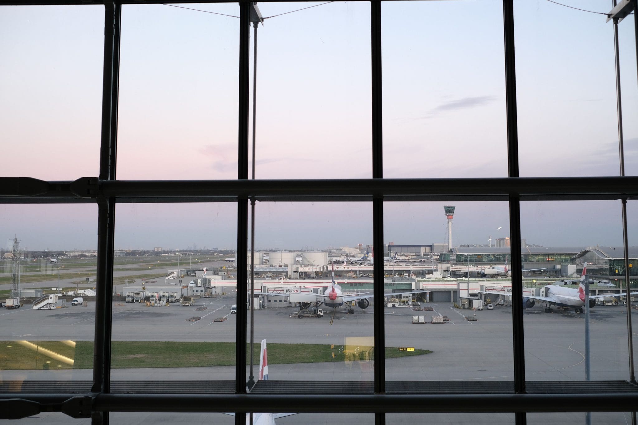Falha no controle aéreo provoca atrasos e cancelamentos no Reino Unido