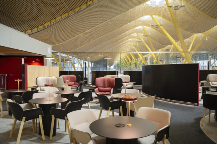 Novo espaço da Iberia no T4 terá capacidade para 128 passageiros e antecipa elementos da evolução do produto premium da companhia. Crédito: Divulgação/Iberia