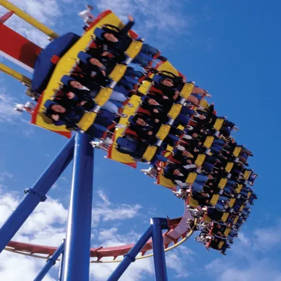 Morte em montanha-russa da Six Flags na Geórgia provoca investigação e reacende debate sobre segurança em parques.