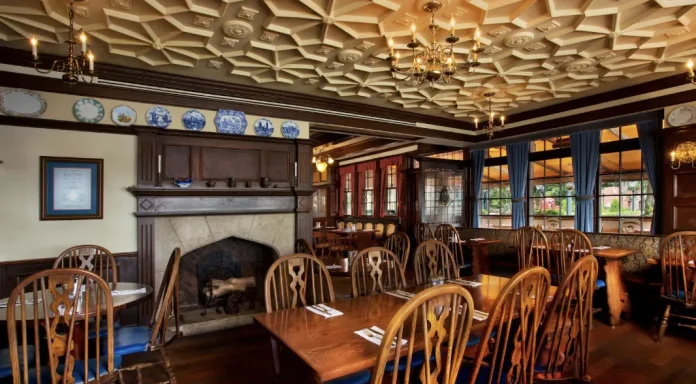 Rose & Crown Dining Room, no pavilhão do Reino Unido do Epcot, ficará temporariamente fechado para reforma em 2027 Crédito: Divulgação/Walt Disney World