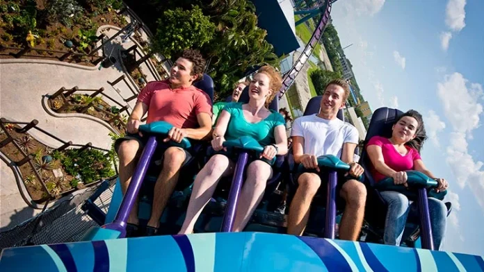 Montanha-russa Mako, no SeaWorld Orlando, teve as operações temporariamente suspensas após acidente fatal em atração de outro parque nos Estados Unidos. Crédito: Reprodução/SeaWorld Orlando