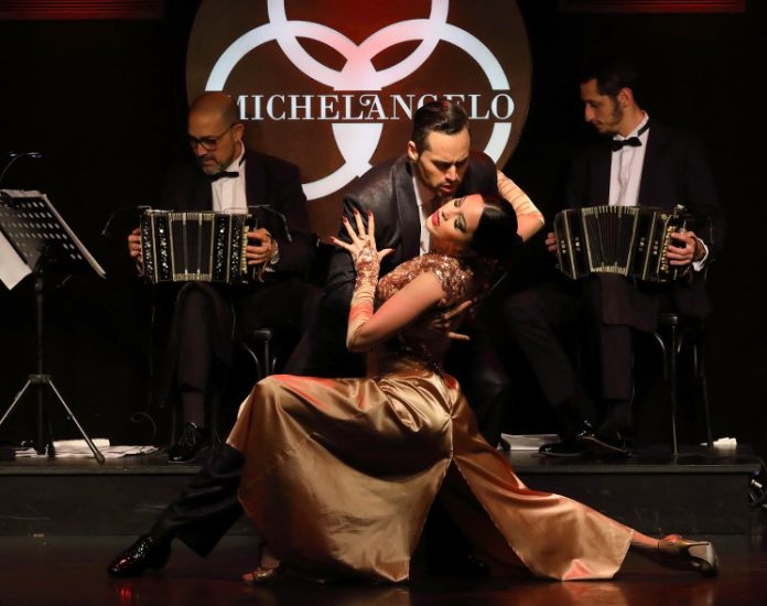 Descubra Buenos Aires com ônibus turístico e uma noite de tango em San Telmo. Veja dicas para montar o roteiro da sua viagem.