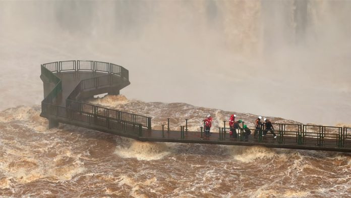 Cataratas do Iguaçu retiram grades de passarela para facilitar o fluxo da água e adotam protocolo de segurança durante cheia.