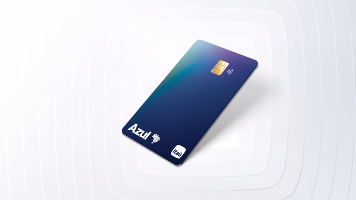 Cartões Azul Itaú oferecem descontos em passagens aéreas e pacotes da Azul Viagens, além de benefícios no programa de fidelidade. Crédito: Divulgação/Itaú