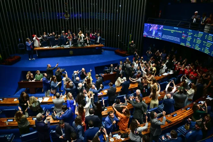 Mudança na jornada de trabalho mobiliza debates sobre custos operacionais, produtividade e retenção de profissionais no Turismo. Crédito: Ton Molina/Agência Senado